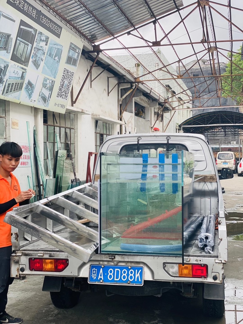 長沙水族館來回幾次裝車出發(fā)番禺區(qū)現(xiàn)場制作大缸