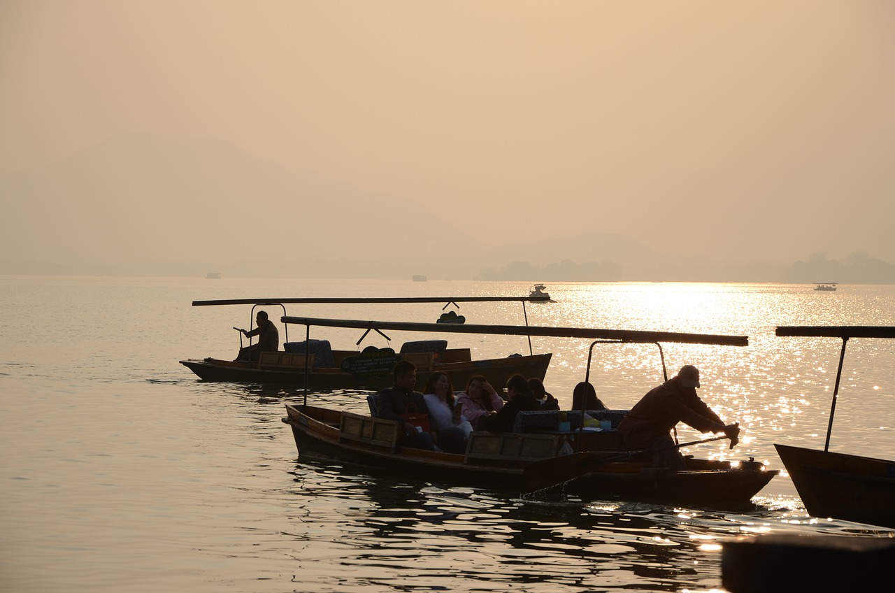 我家紅鸚鵡魚(yú)產(chǎn)了卵為什么沒(méi)兩天就被兩條大魚(yú)吃掉了，三湖慈鯛怎么養(yǎng)