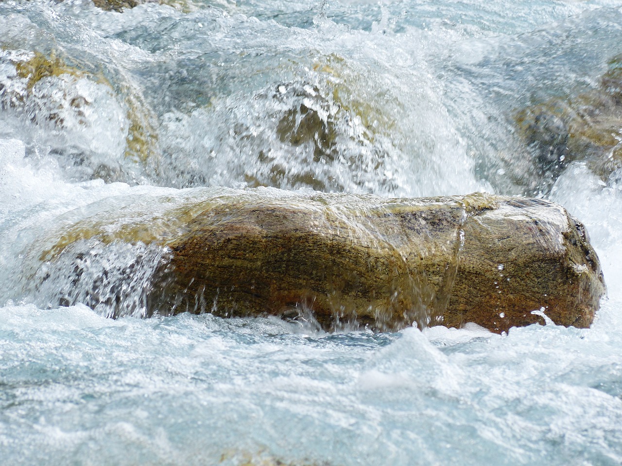 溪流魚缸造景視頻教程全集大全（溪流石造景優(yōu)缺點(diǎn)） 廣州景觀設(shè)計(jì) 第3張