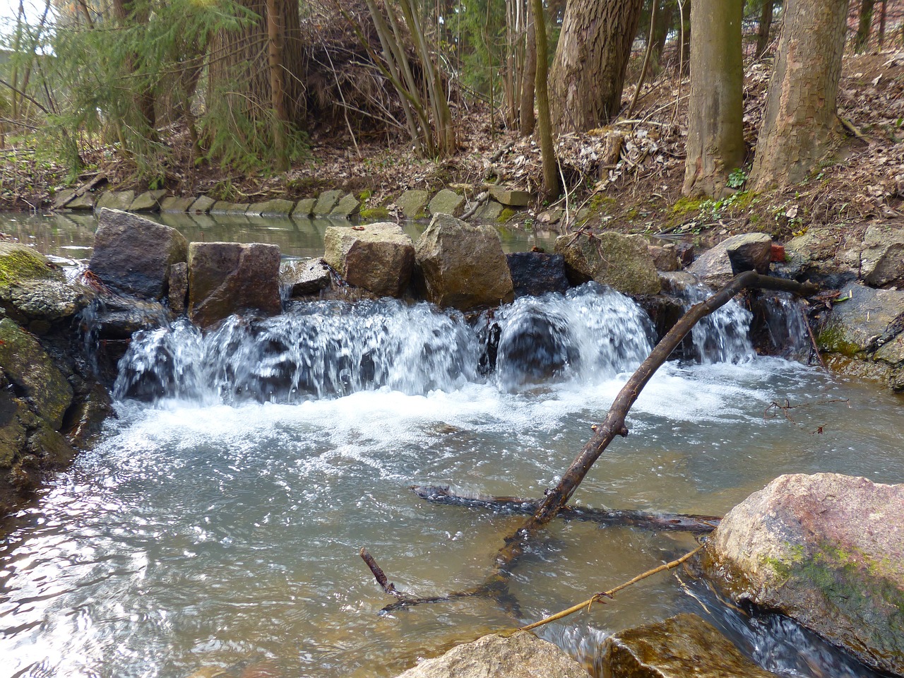 溪流造景圖片（養(yǎng)孔雀魚，魚缸底下鋪什么石頭最好） 廣州景觀設(shè)計 第2張