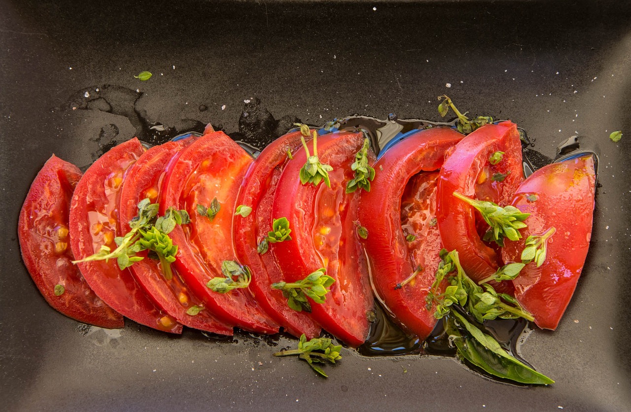 紅腹食人魚和黑斑食人魚有什么區(qū)別，黑色食人魚吃什么，小水虎魚和黑食人魚的區(qū)別