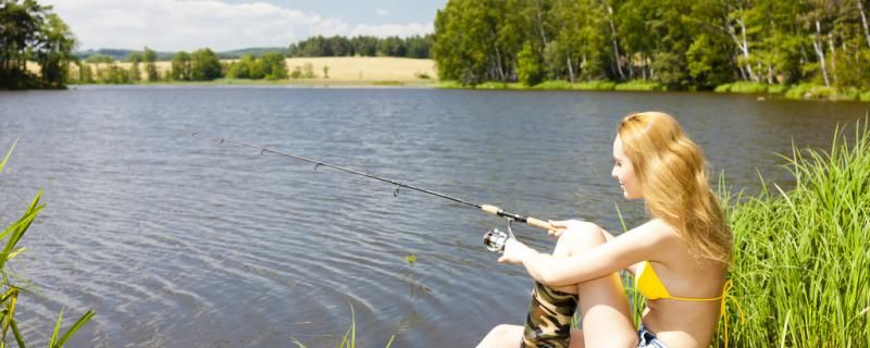 夏天釣魚應(yīng)該釣深水還是淺水釣遠水還是近水 龍魚專用燈 第1張