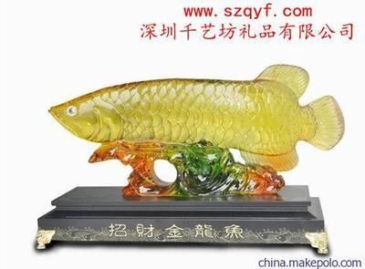 龍魚(yú)的魚(yú)缸應(yīng)該養(yǎng)幾只魚(yú)：龍魚(yú)的魚(yú)缸大小適合養(yǎng)幾只魚(yú)并沒(méi)有一個(gè)固定的因素