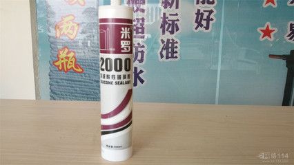 玻璃膠粘的魚缸能用幾年啊視頻：玻璃膠粘接魚缸使用壽命主要取決于所使用的玻璃膠種類以及日常保養(yǎng)