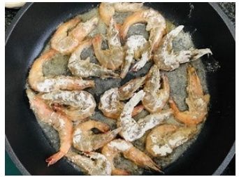 金龍魚吃蝦嗎怎么吃：金龍魚可以吃蝦嗎喂食時(shí)需要注意哪些細(xì)節(jié)，金龍魚吃蝦需要注意