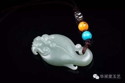 龍魚扣吊墜：與龍魚扣吊墜相似的產(chǎn)品，這些產(chǎn)品包括各種材質(zhì)和款式的吊墜