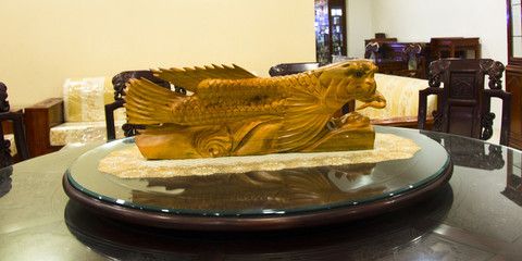 大型金龍魚木雕：大型金龍魚木雕不僅是一件藝術(shù)品，也具有商業(yè)價(jià)值 龍魚百科 第1張