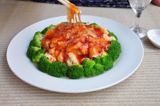 為什么紅龍魚那么貴：飛龍魚翅猴頭菇是中國傳統(tǒng)美食中的一道豪華菜品，融合多種珍貴食材