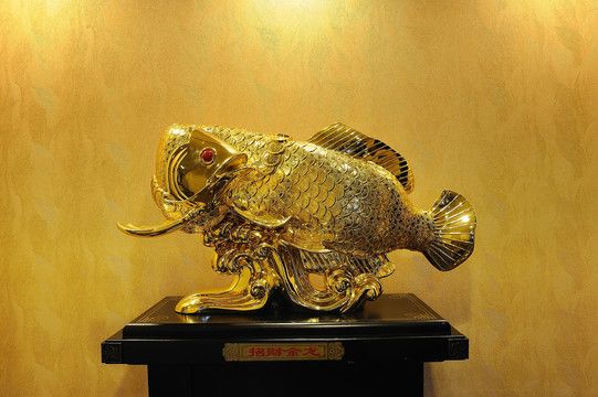 金龍魚金擺件：金龍魚金擺件吉祥如意元寶寓意著吸八方財(cái)源納萬(wàn)福之意