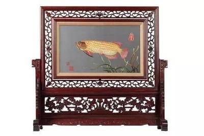 康惠芳的潮繡金龍魚作品價(jià)格在80萬左右，價(jià)格在80萬左右：康惠芳潮繡金龍魚價(jià)格在80萬左右