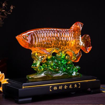 大型金龍魚擺件的寓意：大型金龍魚擺件寓意為財(cái)富、吉祥、長壽和尊貴、尊貴