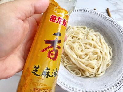 雞蛋面條出現(xiàn)小黑點是質(zhì)量問題嗎？：金龍魚雞蛋面條出現(xiàn)小黑點并不一定意味著質(zhì)量問題 龍魚百科 第1張