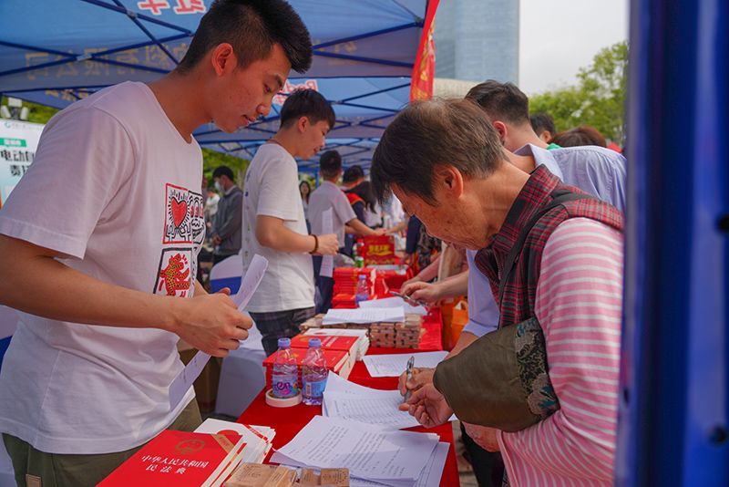 鑒別金龍魚的真假需要綜合考慮多個方面以及其他細(xì)節(jié)特征：如何辨別金龍魚的真假