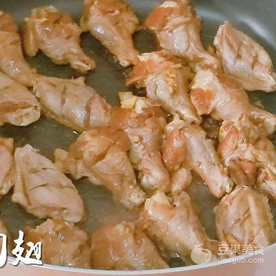 金龍魚(yú)吃不吃雞皮：金龍魚(yú)剛吃雞肉可以嗎