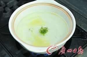 金龍魚(yú)燈光亮點(diǎn)好還是暗點(diǎn)好呢，如何正確選擇和使用金龍魚(yú)燈光點(diǎn)？ 水族問(wèn)答