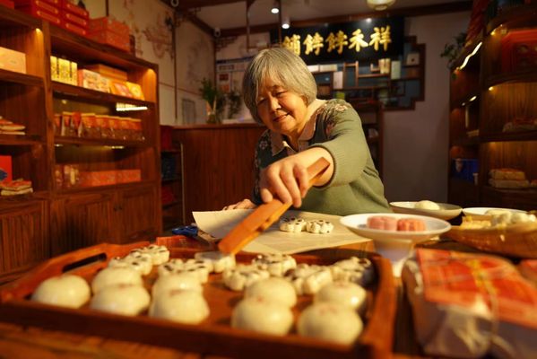 祥禾餑餑鋪的傳統(tǒng)糕點(diǎn)制作過程，祥禾餑餑鋪匠人精神體現(xiàn),傳統(tǒng)糕點(diǎn)手工技藝傳承,貴妃餅酥皮制作秘訣 觀賞魚市場（混養(yǎng)魚） 第3張