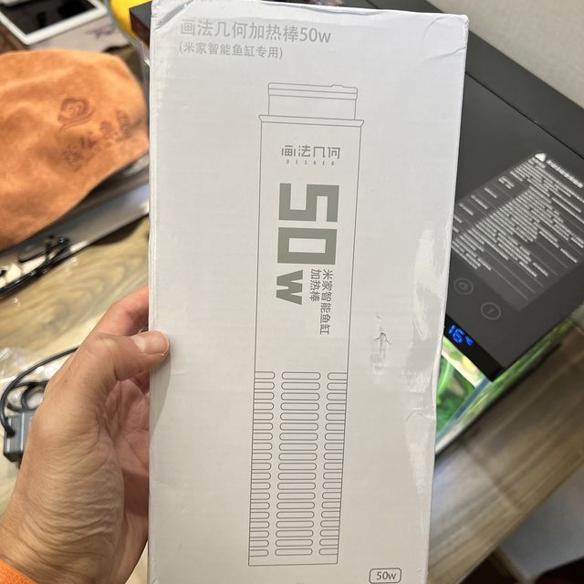 小米魚缸適合什么加熱棒50w還是100w：小米魚缸加熱棒的選擇應(yīng)考慮其功率,對于小米魚缸加熱棒的選擇