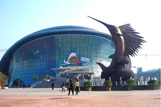 天津水族館：天津水族館是一個(gè)集娛樂(lè)、學(xué)習(xí)和環(huán)保于一體的綜合性景點(diǎn)