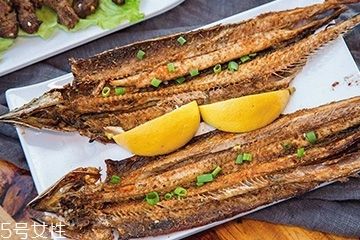 龍魚趴缸人一來(lái)就起來(lái)：為什么龍魚會(huì)趴在缸里，而不是在魚缸中自由游動(dòng)呢？ 水族問(wèn)答 第2張